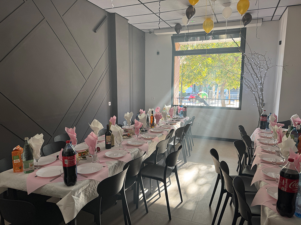 Sala con iluminación de fiesta