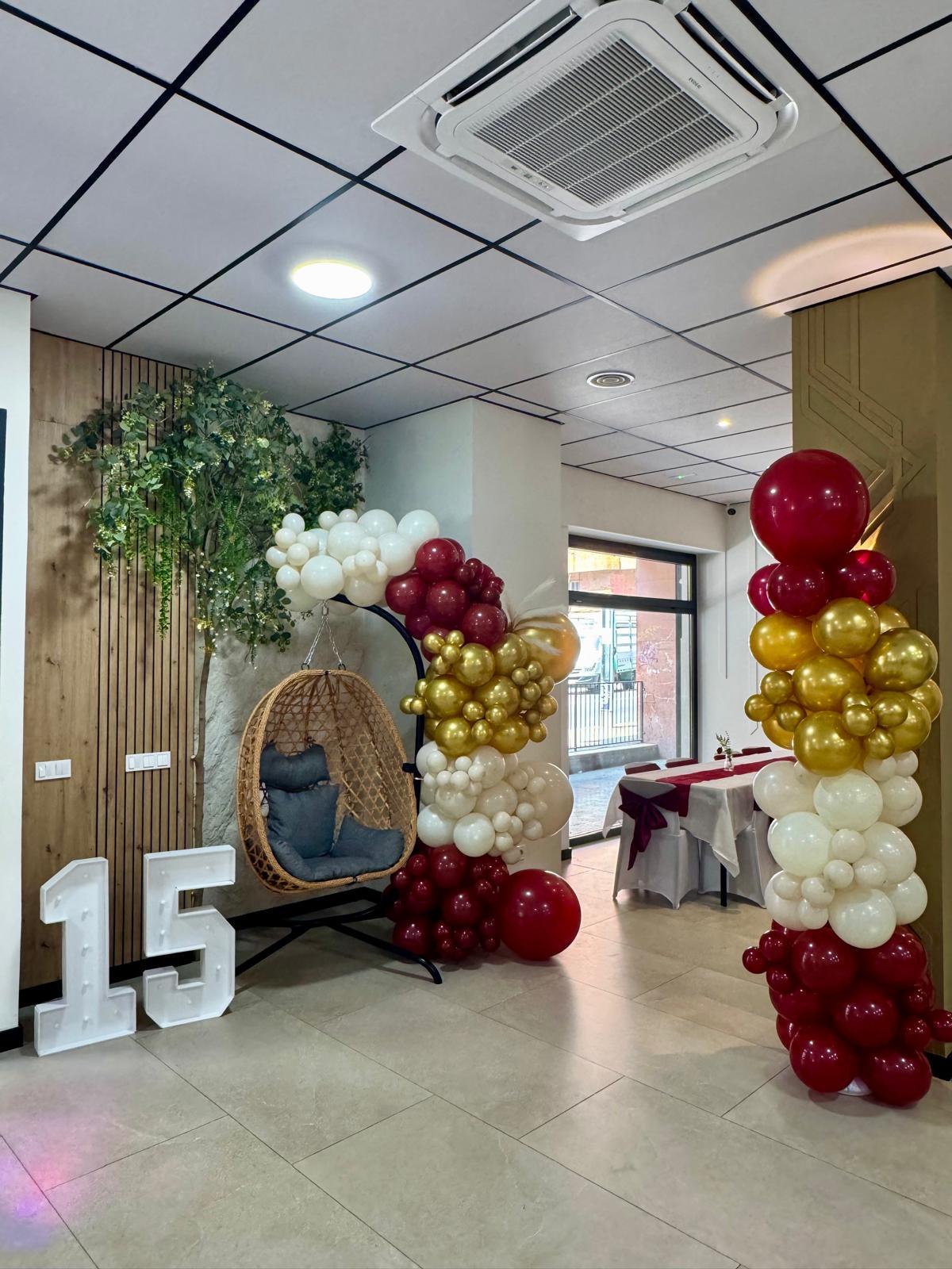 Decoración original para celebrar un cumpleaños de 15 años en nuestra sala de fiestas en Alicante, con números luminosos y un columpio como alternativa creativa al tradicional trono de cumpleaños.